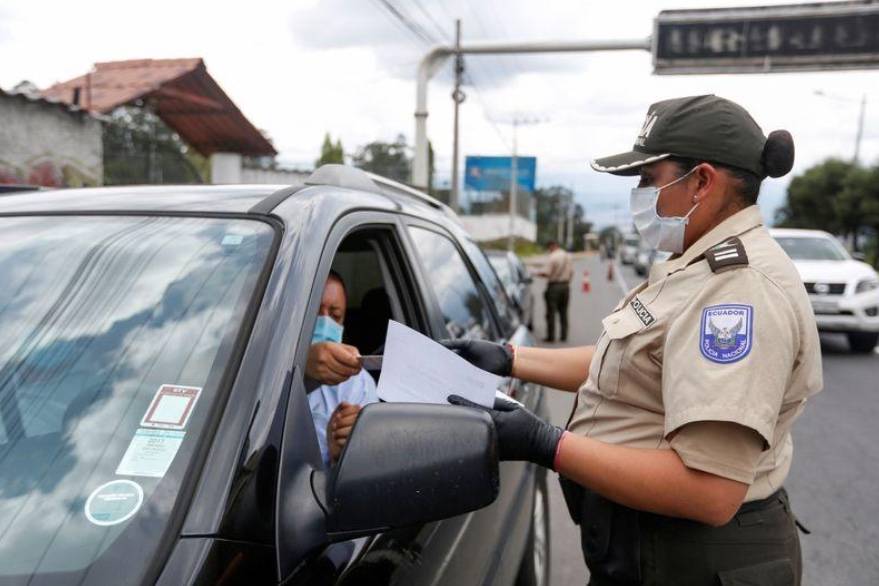 Militares salen a las calles de Quito para contener la propagación del Covid-19