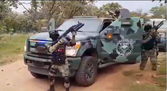 Integrantes del CJNG muestran su armamento en un video