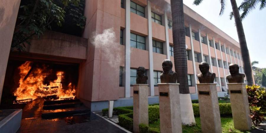 Normalistas de Ayotzinapa quemaron el Congreso de Guerrero