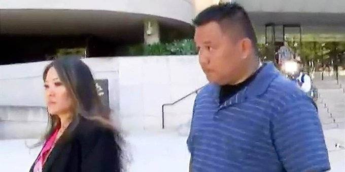 A la c&aacute;rcel el polic&iacute;a oblig&oacute; a un indigente a lamer orina