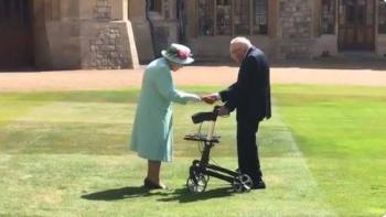 Reina Isabel II nombra caballero a veterano que recaud&oacute; fondos para atender Covid-19