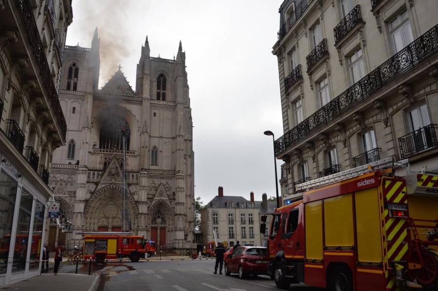 Video: Se registra incendio en la catedral de Nantes