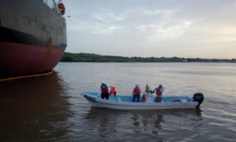 Tras hundimiento de embarcación en Veracruz, buscan a dos trabajadores de Pemex desaparecidos
