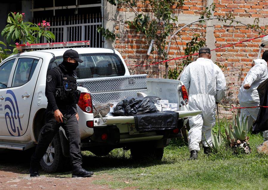 Localizan 23 cuerpos en fosa clandestina a metros de dependencia policiaca