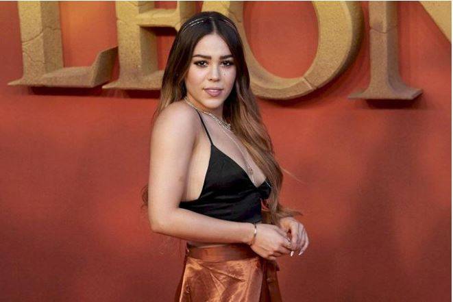 Danna Paola presume bikini recostada en una playa