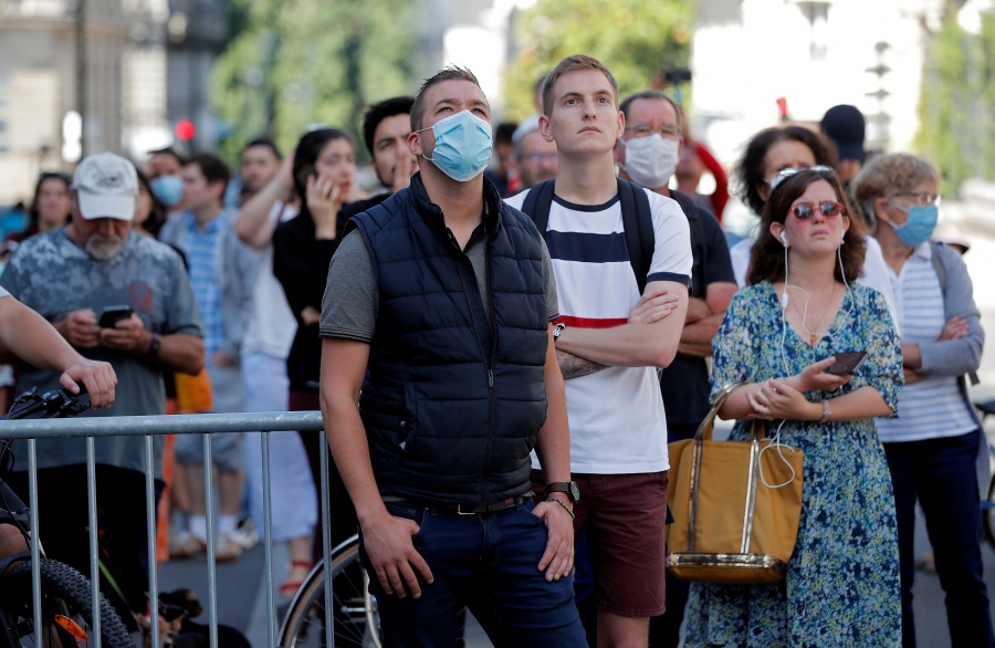 Francia impone uso de mascarillas en bancos, tiendas…