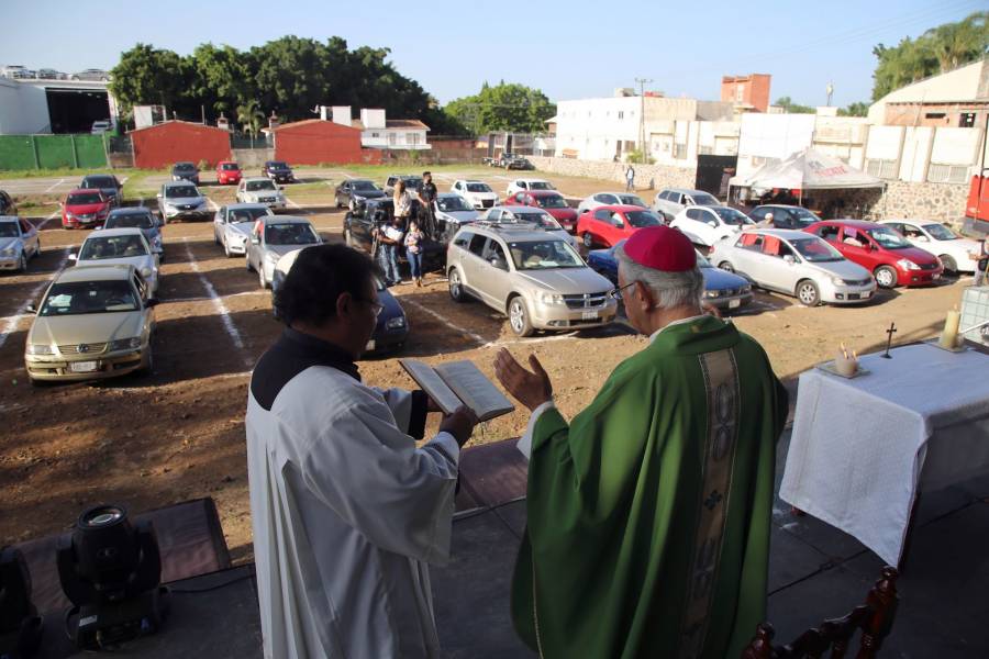 Celebran en Cuernavaca primer misa con feligreses en sus autos