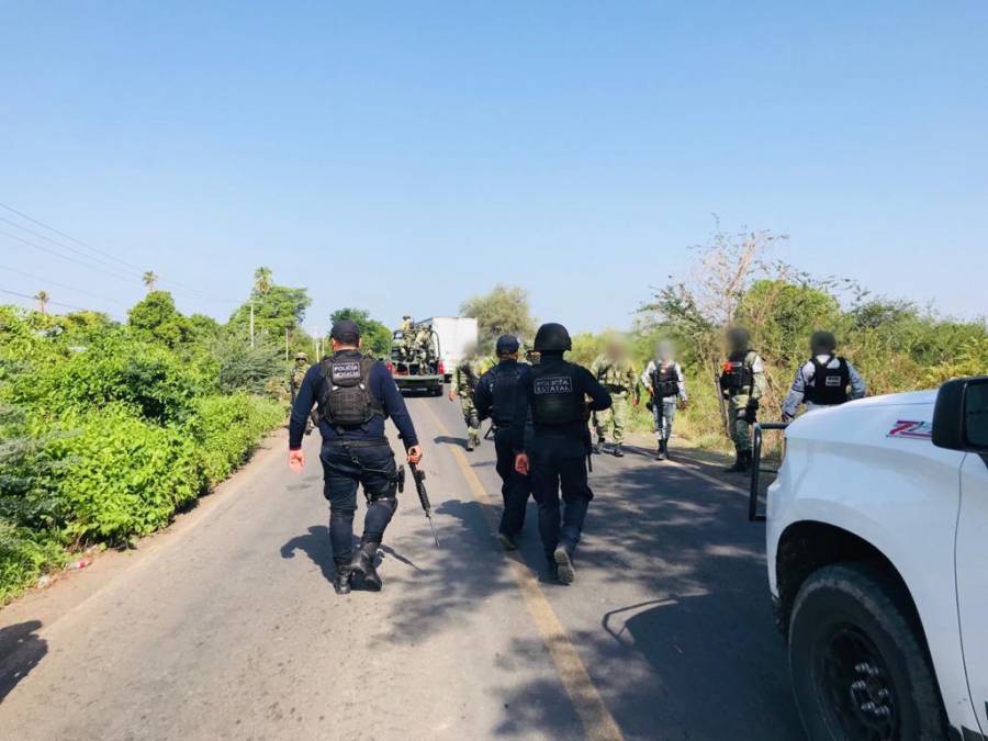 Tras operativo, bloquean vialidades y queman vehículos en Michoacán