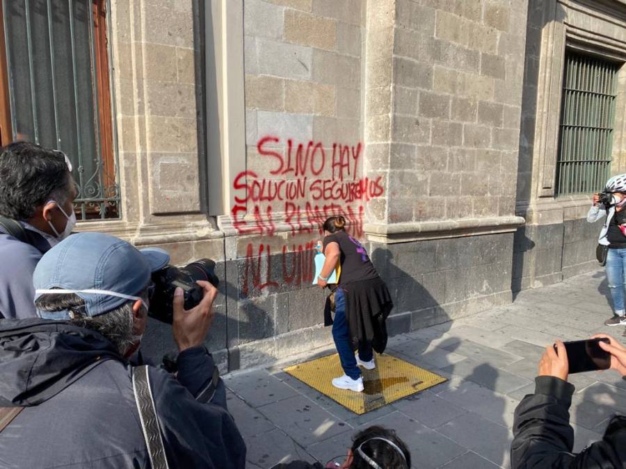 Realizan pintas contra feminicidios en Palacio Nacional