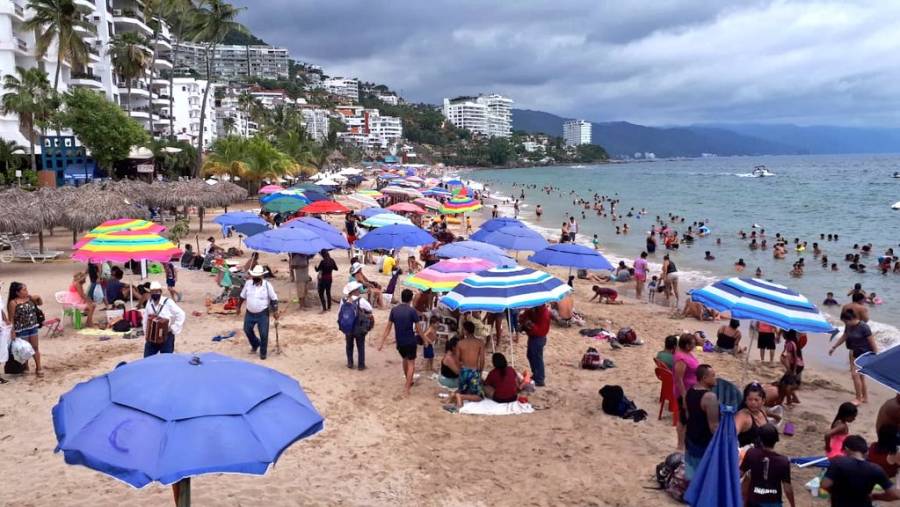 Turistas llenan playas de Puerto Vallarta pese a semáforo rojo