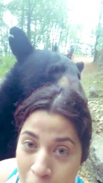 Critican a joven que se tomo una selfie con un oso en Nuevo Le&oacute;n