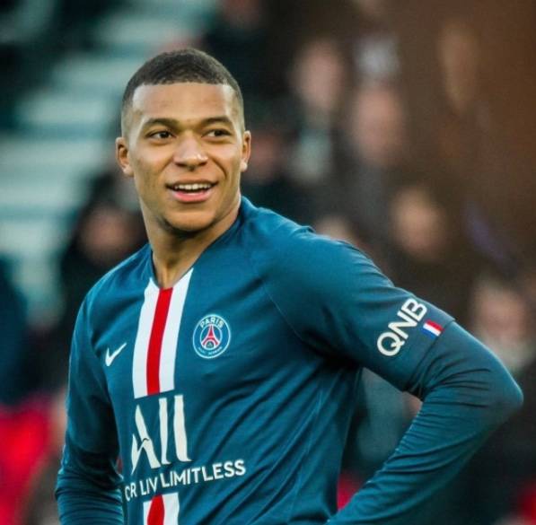 Mbappé zanja rumores y se queda en el PSG