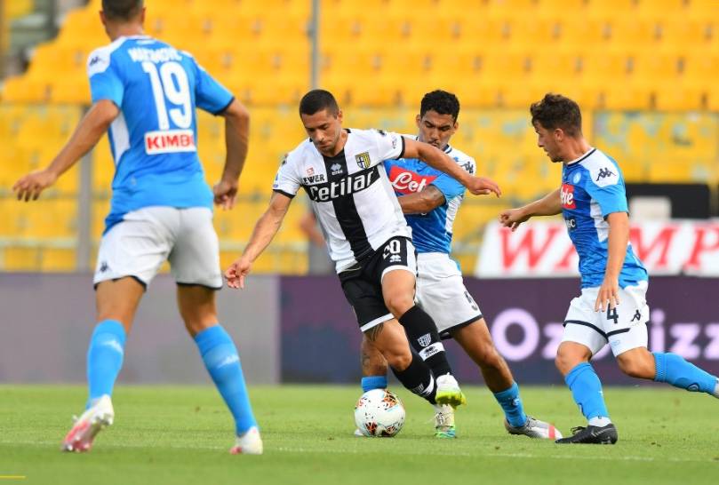 Napoli y “Chucky” Lozano caen de último minuto ante el Parma