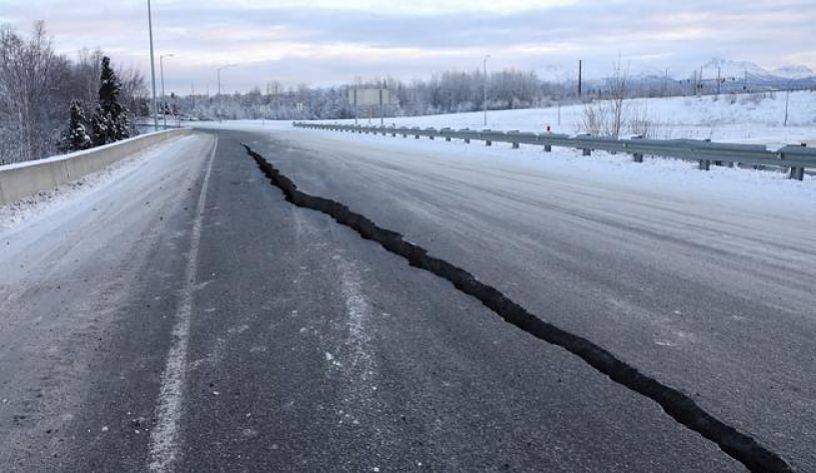 Sismo de magnitud 7.8 remece Alaska; cancelan alerta de tsunami [Video]