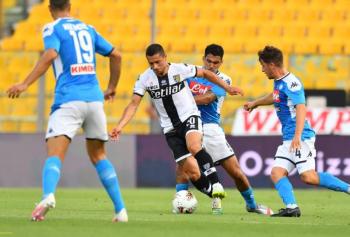 Napoli y “Chucky” Lozano caen de &uacute;ltimo minuto ante el Parma