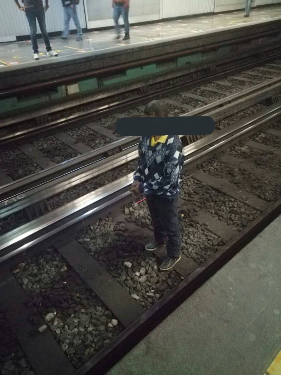 Hombre con debilidad visual cae a vías del Metro Juárez