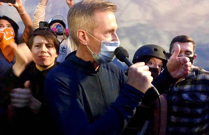 Fuerzas federales lanzan gas lacrim&oacute;geno al alcalde de Portland