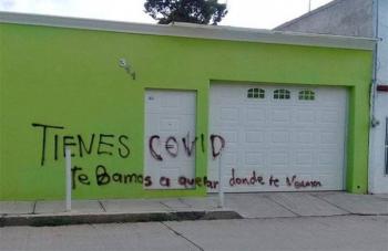 En Durango j&oacute;venes pintan la casa de enfermera amenazada