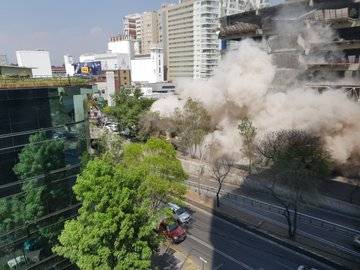 Se cae losa de edificio en Cumbres de Santa Fe