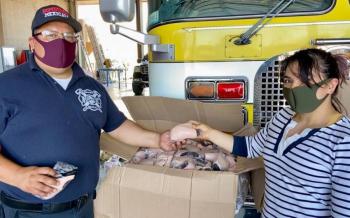 Polic&iacute;as y bomberos de Mexicali reciben cubrebocas por parte de Alexa Moreno