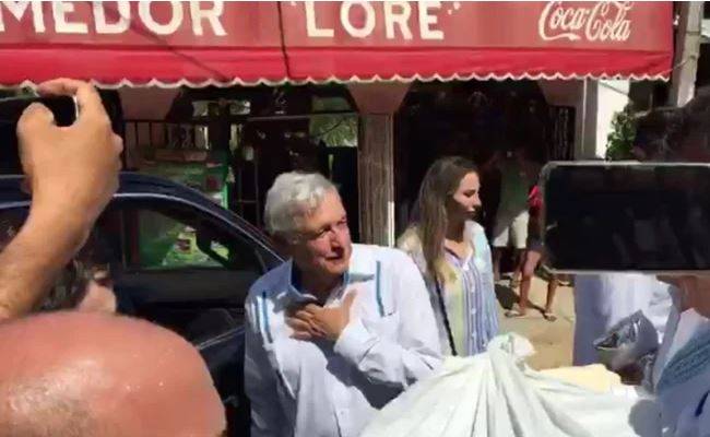 AMLO come tlayudas y café durante su gira por Oaxaca