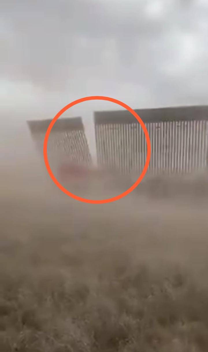Huracán Hanna derriba parte del muro entre Estados Unidos y México