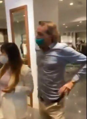 Pareja se niega a usar cubrebocas en centro comercial de CDMX