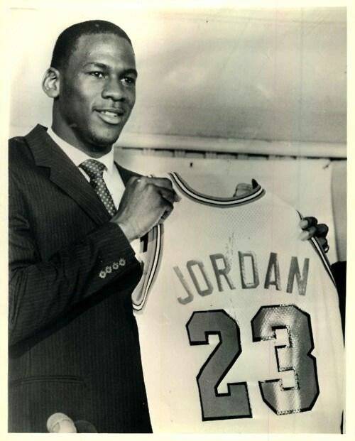 Subastarán jersey de Michael Jordan del día que firmó con los Chicago Bulls