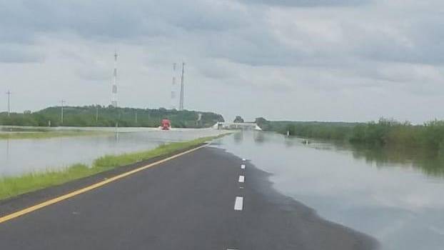 Por aumento en nivel del río Ayancual, cierran autopista Monterrey-Reynosa