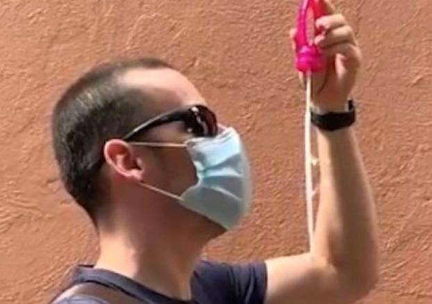 Investigador de la UNAM mostr&oacute; con burbujas la utilidad del cubrebocas