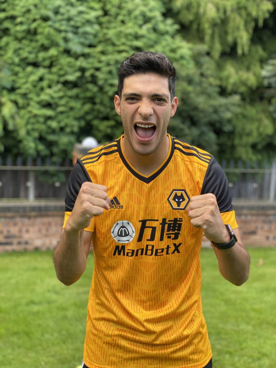 Raúl Jiménez presenta el nuevo uniforme del Wolverhampton