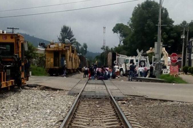 Normalistas de Michoacán bloquean vías del tren en Uruapan