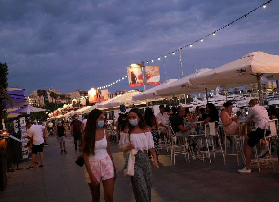 Jóvenes catalanes enfrentan altas multas por realizar fiestas con alcohol al aire libre