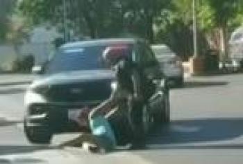 Polic&iacute;as agreden a mujer enfrente de sus hijos