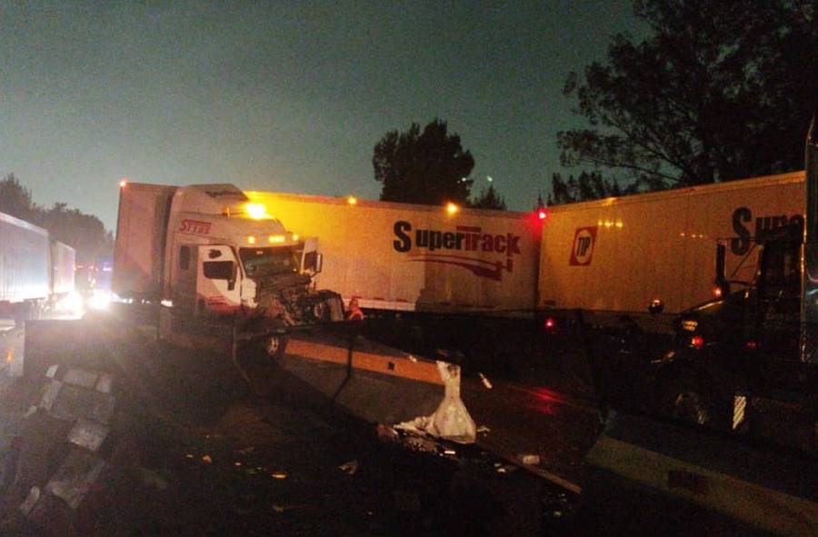 Choque de tráiler provoca cierre de la autopista México-Querétaro