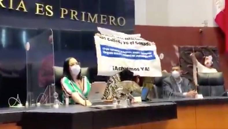 Panistas se apoderan de la tribuna en el Senado