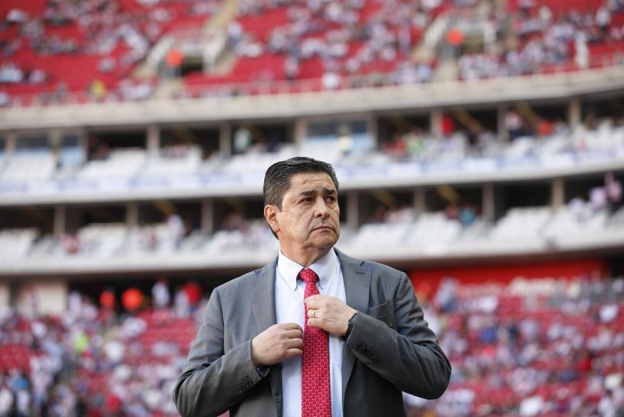 Luis Fernando Tena regresa al trabajo con las Chivas tras vencer al Covid-19