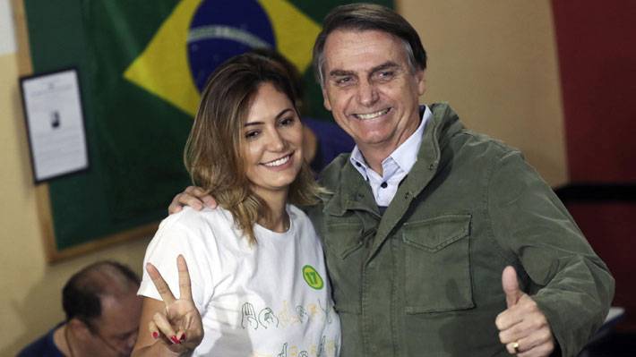 Esposa de Bolsonaro, Michelle de Paula Firmo da positivo a covid-19