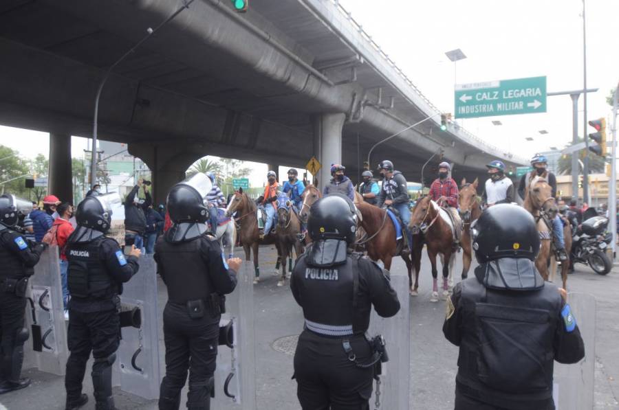 Protestan con caballos; exigen reabrir hipódromo