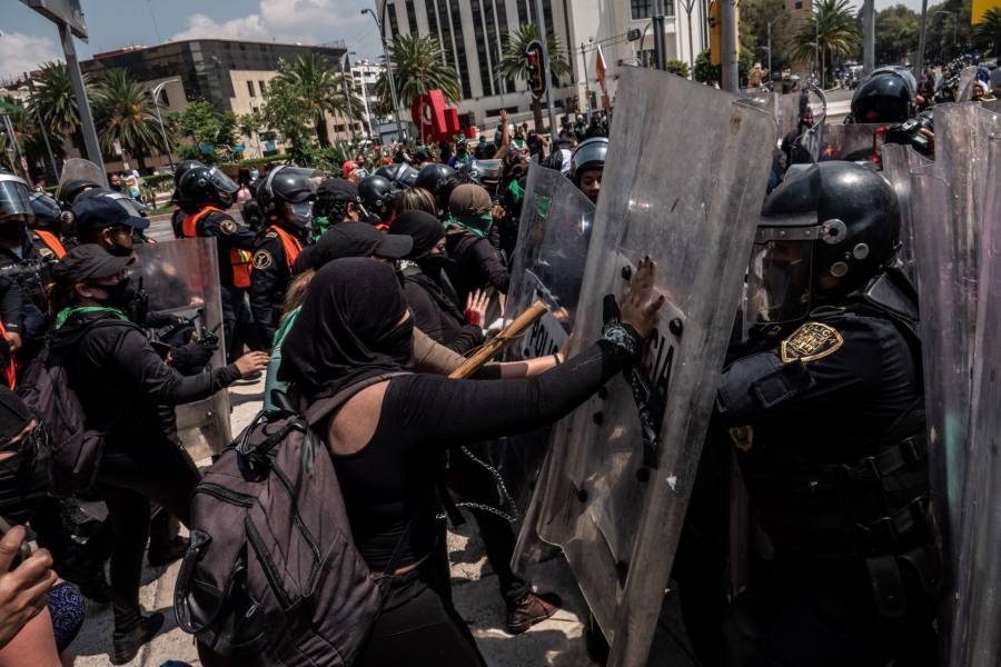 Al menos ocho policías resultaron heridas en marcha feminista