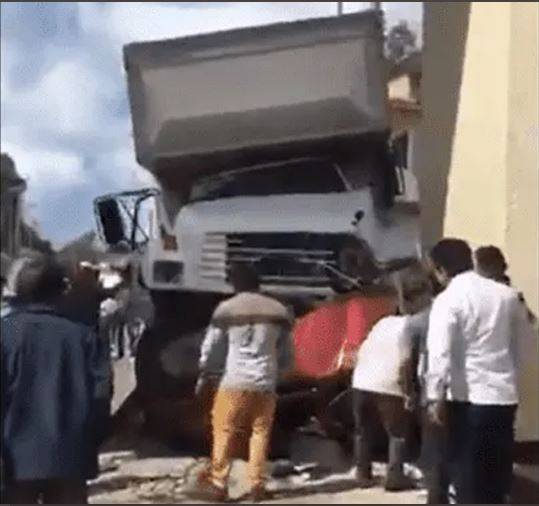 Cami&oacute;n del IMSS embiste varios veh&iacute;culos en Oxchuc