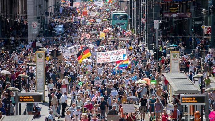 Debido a las restricciones en Alemania miles de personas se manifiestan en Berlin
