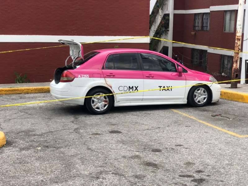 Hallan dos cuerpos dentro de taxi en Coacalco