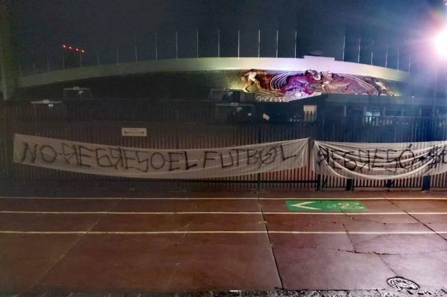 Aficionados americanistas insultan a Pumas con mantas en CU