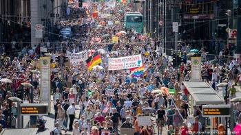 Debido a las restricciones en Alemania miles de personas se manifiestan en Berlin