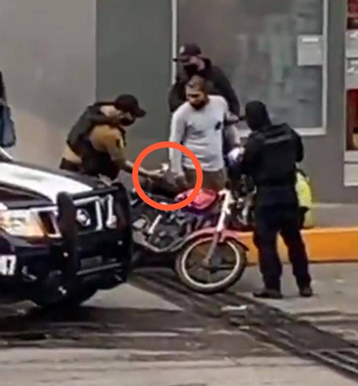 Video: Policías de Veracruz siembran presunta cocaína a motociclista
