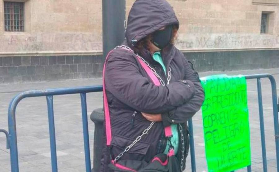 Damnificada de 19S se encadena frente a Palacio Nacional