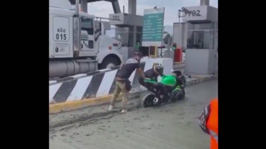 Video: Motocicleta queda atrapada en cemento tras intentar evadir pago de caseta