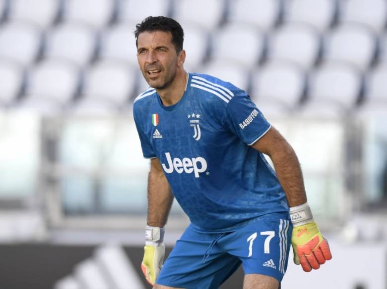 Buffon se despide de Iker Casillas