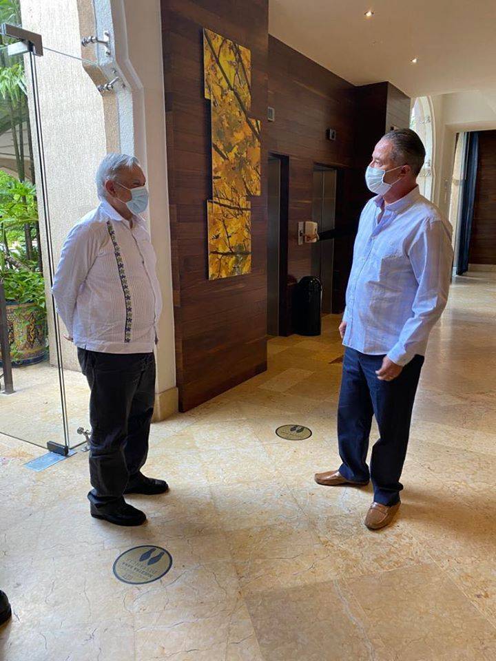 En su visita a Sinaloa se ve a López Obrador con cubrebocas